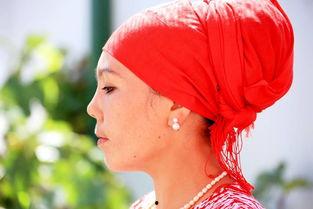 新疆网红阿娜尔汗吃瓜,瓜香四溢的欢乐时光